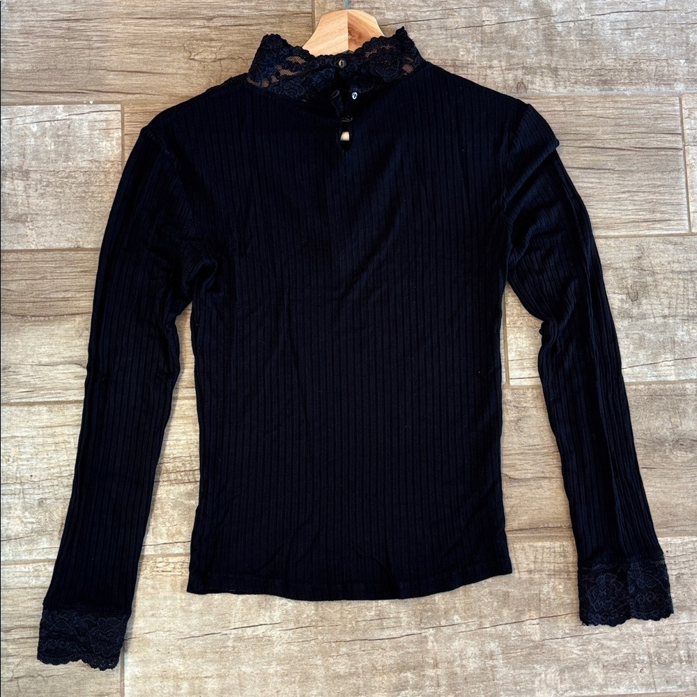 Zuiki Mock Turtleneck With Lace Detailing And Matching Lace Cuffs - Picture 3 of 3
